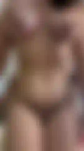 Prima guarda le mie tette, poi mangia il tuo cazzo.