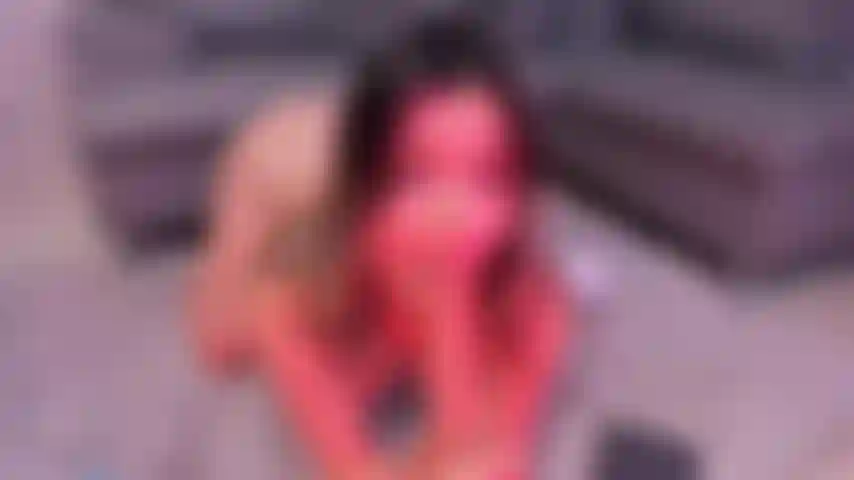 Un delizioso pompino con un po' di saliva e poi... Una figa con un po' di sperma.