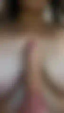 Il tuo cazzo dura tra le mie enormi tette! Saliva?? Sì.