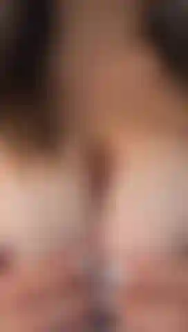 Un delizioso cazzo tra le mie enormi tette.