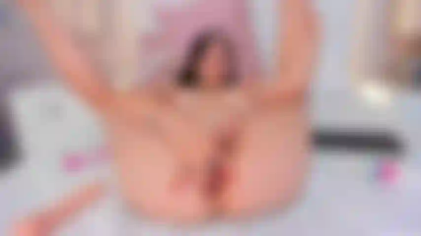 Le mie unghie si abbinano al rosa della mia figa.