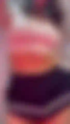 Gonna corta, mutandine bianche e... Tette di fuori.