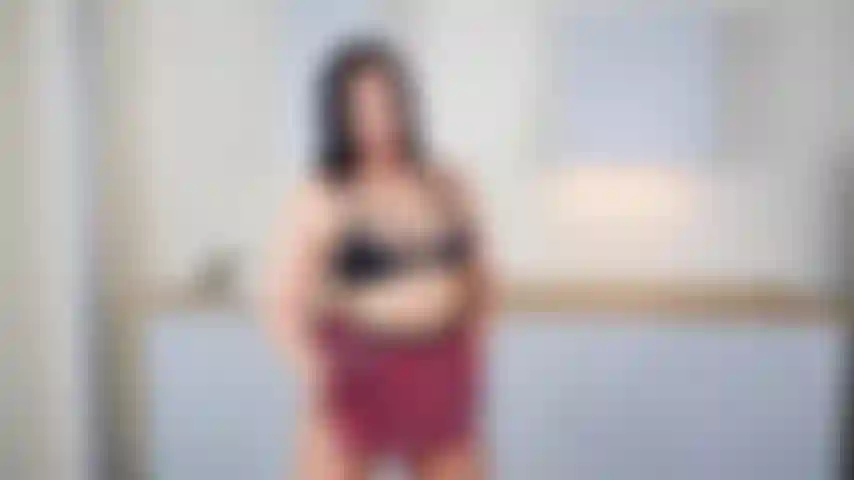 Gonna scozzese sexy, spogliarello fino a restare nuda.