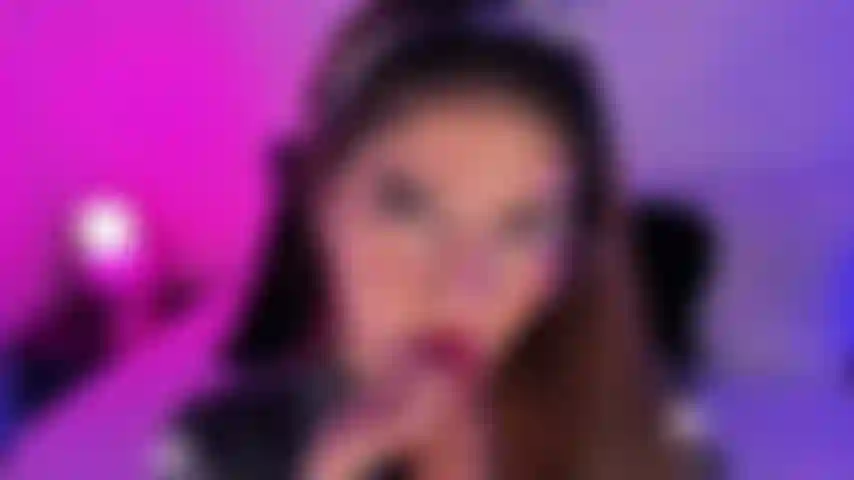 Questa ragazza è molto sexy e gioca con il tuo cazzo finché non venite entrambi.