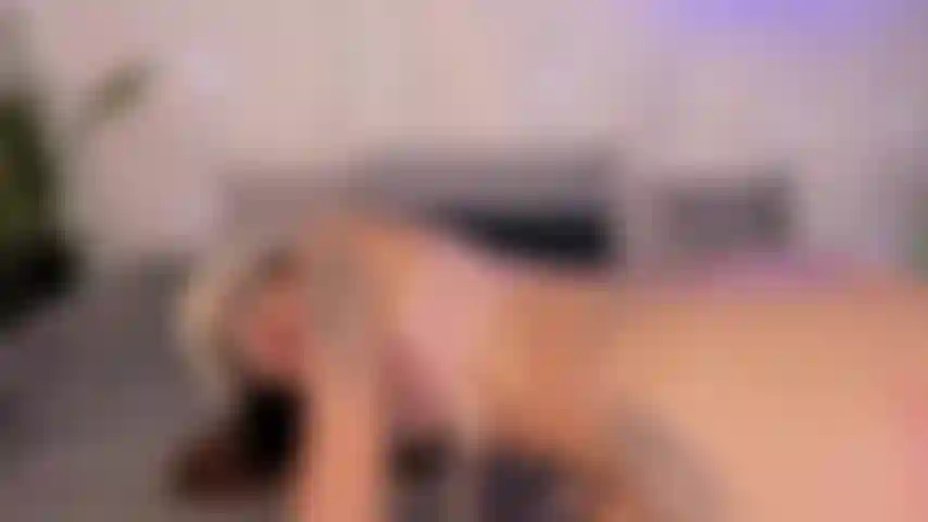 Una ragazza elastica e sexy che si masturba la figa stretta e bagnata mentre non c'è nessuno a casa.