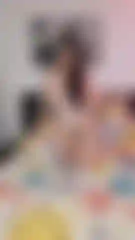 La ragazza si scopa da sola.