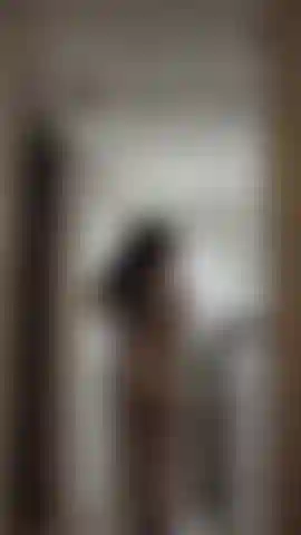 Senza audio, modello anny in casa.