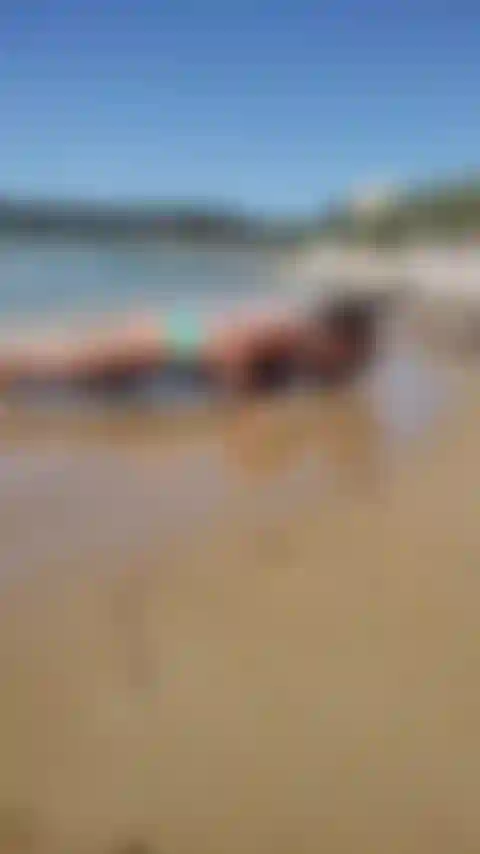 Flessioni sulla spiaggia.