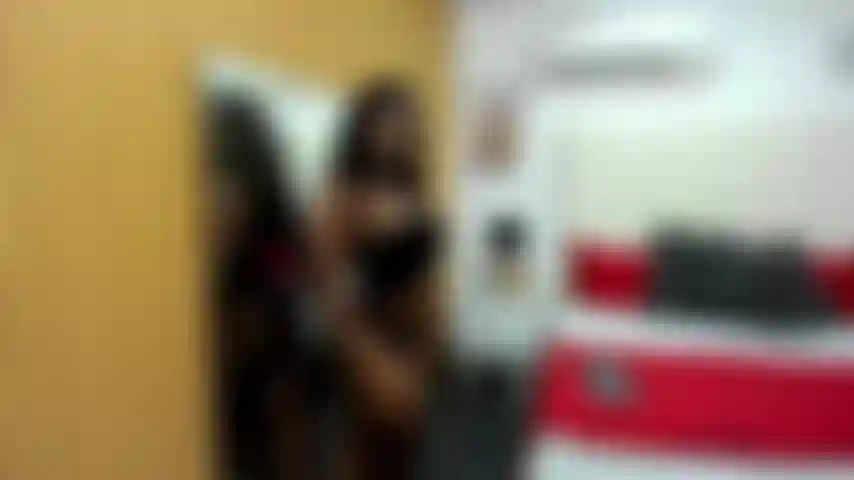 Seducendoti con uno spogliarello sensuale e audace, per farti eccitare così tanto da farmi masturbare la mia figa e farla vibrare finché non si bagna dal tanto piacere.
