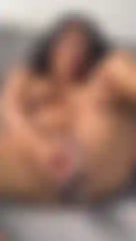 Mi piace usare il mio dildo con forza per eiaculare il mio sperma.