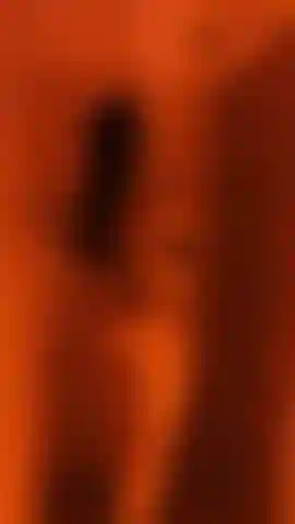 Doccia di luce rossa.