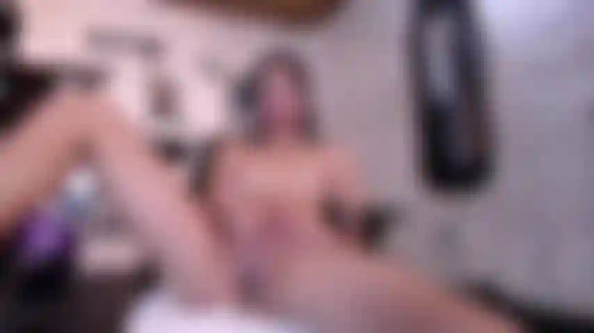 Con un dito nella figa e un grande schizzo.