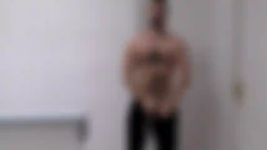 La mattina si masturba.