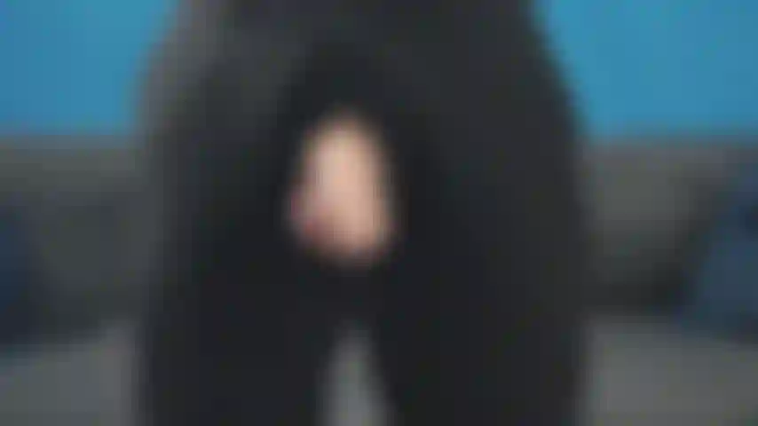 Cazzo con le dita in tuta.