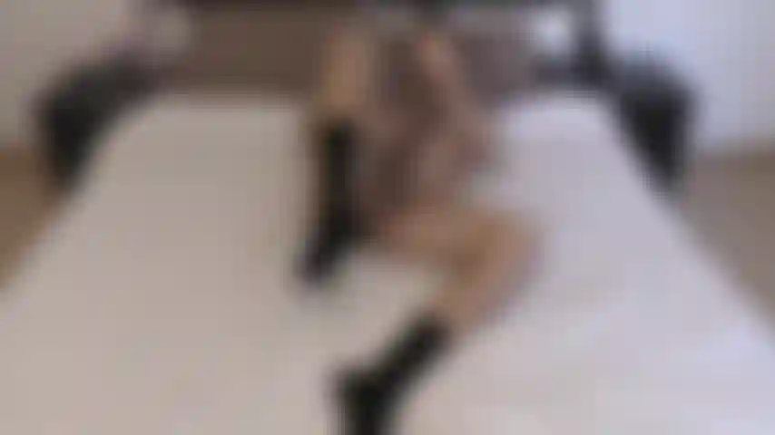 I calzini neri si masturbano. Antonio masturba il suo cazzo a letto indossando i suoi calzini neri.