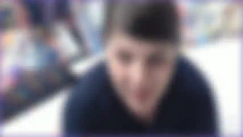 Lecca la mela sporca e puliscila.