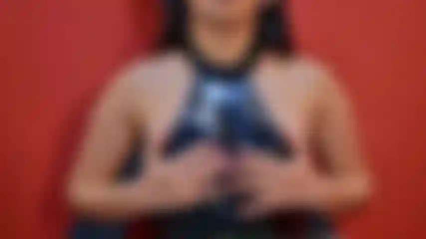 Gioca con i miei seni accanto a me.