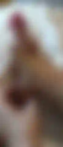 Accedi al piacere: piedi e giocattolo si scontrano.