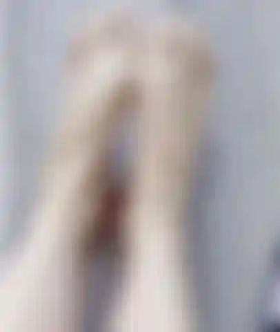 Mi massaggio i piedi con la crema idratante. Senza dimenticare tra le dita dei piedi!