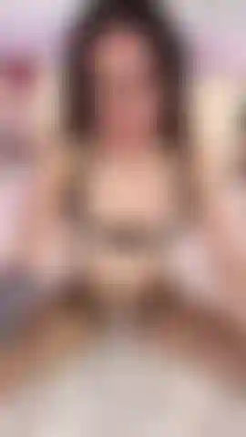 Che si strofina la figa indossando delle calze a rete.