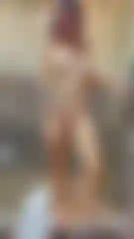 Gioco con la mia figa sotto una doccia bagnata.