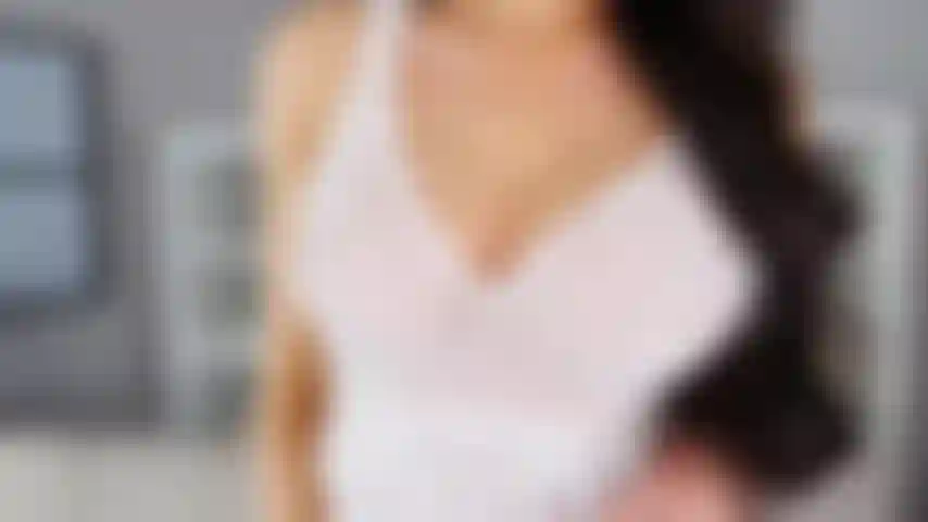 Tolgo il vestito bianco sexy mostrando le mie grandi tette.