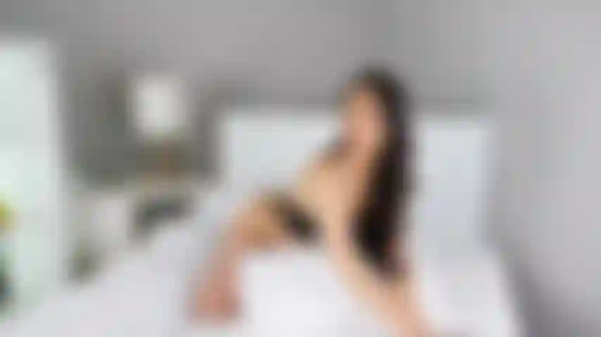 Mi spoglio a letto mostrando il mio corpo sexy.