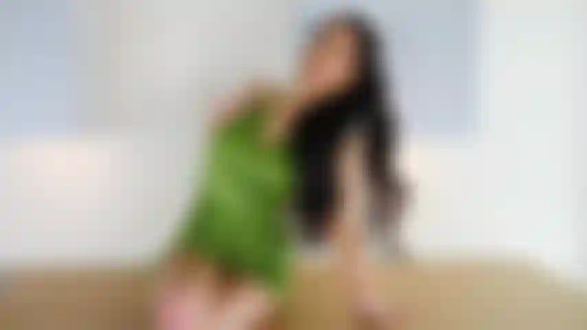 Spoglio il mio vestito verde sexy in cucina.