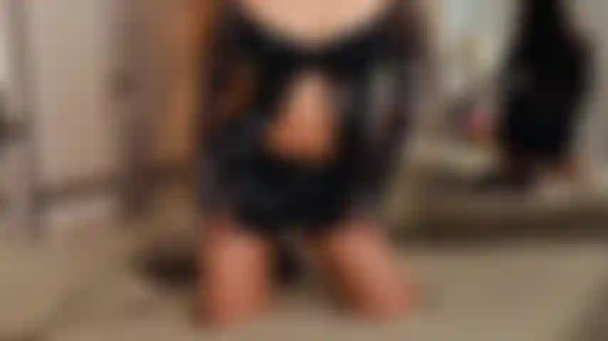 Questa ragazza birichina vuole giocare—sei pronto per questo?