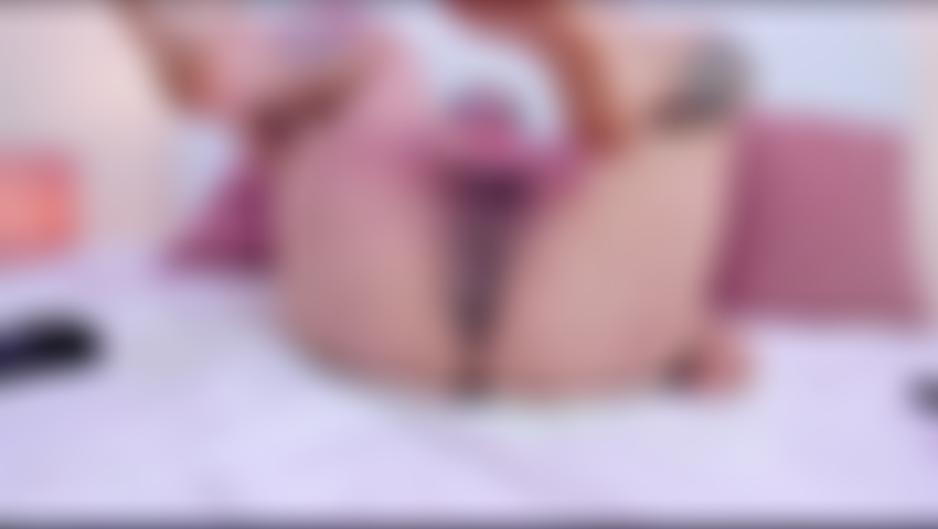 Allargo la mia figa e gemo il tuo nome mentre le mie dita fanno il resto.