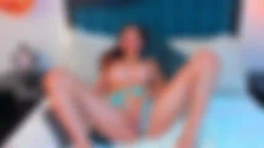 Sento la mia figa gocciolare, desidero ardentemente che tu la riempia completamente, che mi morda i capezzoli, che mi succhi forte e che mi faccia implorare di più.