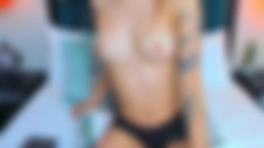 Senti quanto sono bagnata? Ogni volta che la tocco, diventa sempre più disordinata, così disperata di essere riempita, allungata, usata che sa che vuoi rovinarla.