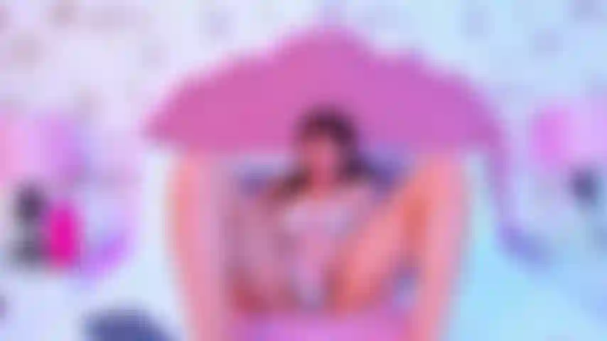 Il mio giocattolo vibrante mi fa tremare le gambe, goditi la mia figa vibrante.