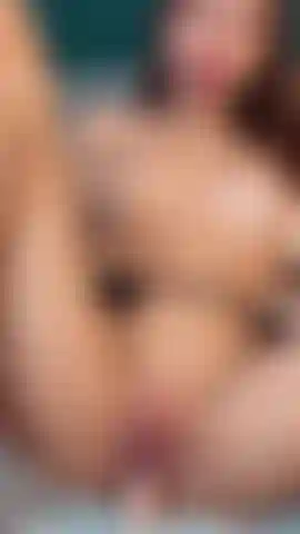 Scopami con il tuo grosso cazzo, tesoro, adoro quando mi fai capriole di piacere.