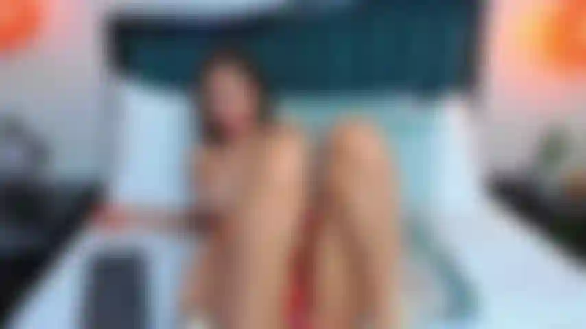 La mia mente continuava a dirmi cosa si prova quando mi riempi completamente... Ho infilato la mano tra le gambe, ma niente in confronto alla realtà.