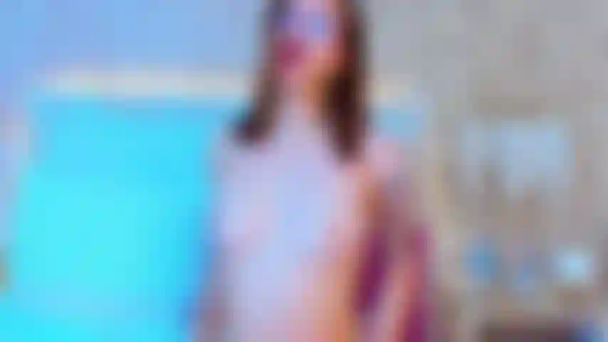 Il mio giocattolo vibra nella mia figa e le mie tette rimbalzano, sono tutte tue.