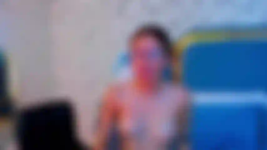 Le mie tette rimbalzanti e la mia figa calda sono un invito che non puoi rifiutare.