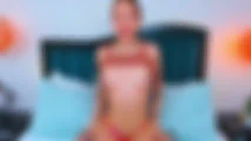 Sono bagnata fradicia e quando non ne posso più mi stringo forte le tette e le scopo gemendo in modo incontrollabile... Pura eccitazione e latte immaginario tra le mie curve.