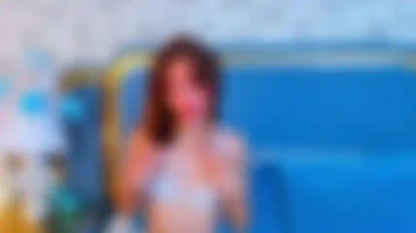 Mi lascio andare sensualmente per farti ballare al ritmo del video hot delle mie tette satinate!!!!!