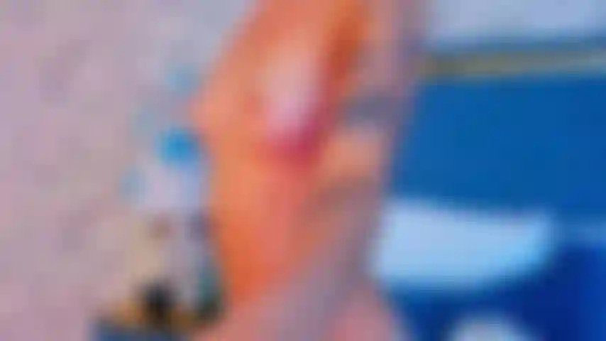 Il mio culo grosso si muove al ritmo del tuo cazzo, lascia che le mie natiche succose rimbalzino sul tuo cazzo mentre le mie tette urlano per le tue leccate.