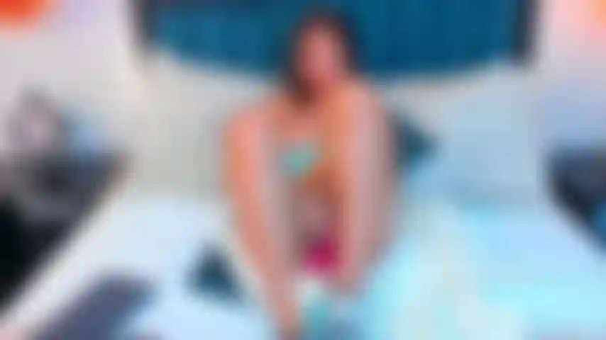 Inchiodami ancora e ancora, non fermarti finché non siamo entrambe completamente esauste. Senti la mia figa stringerti, implorando ogni spinta più profonda.