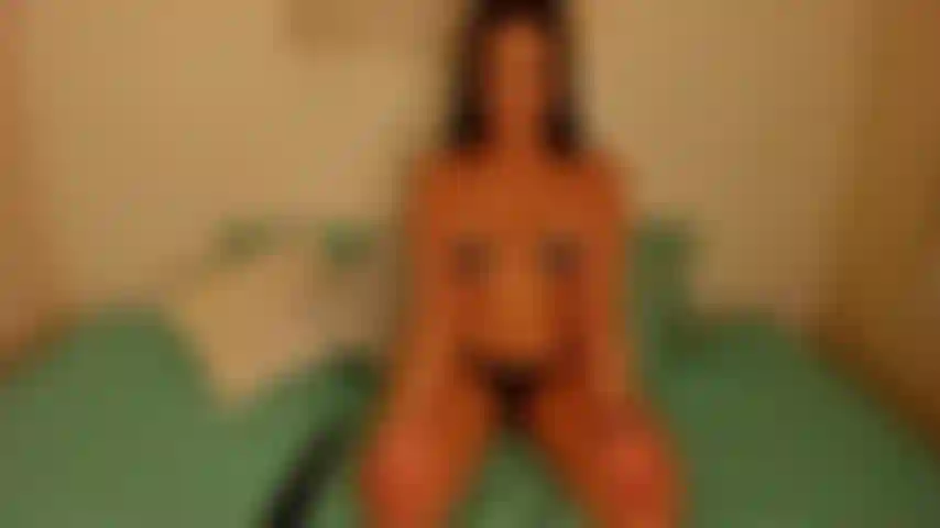 Mi sculaccia il culo grosso.