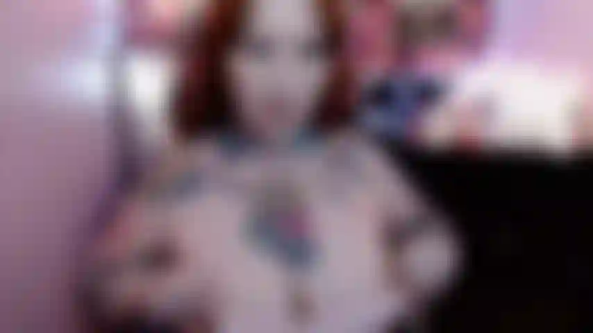 Una figa cremosa a figura intera che scopa con un giocattolo.