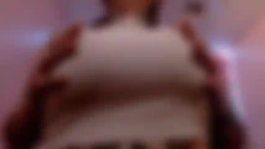 Titty che schiocca da vicino.