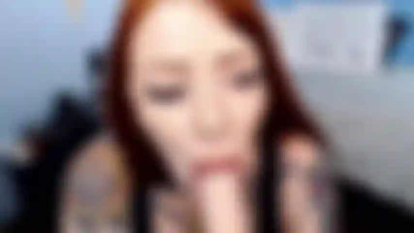 Una troia dai capelli rossi che fa un pompino sciatto.