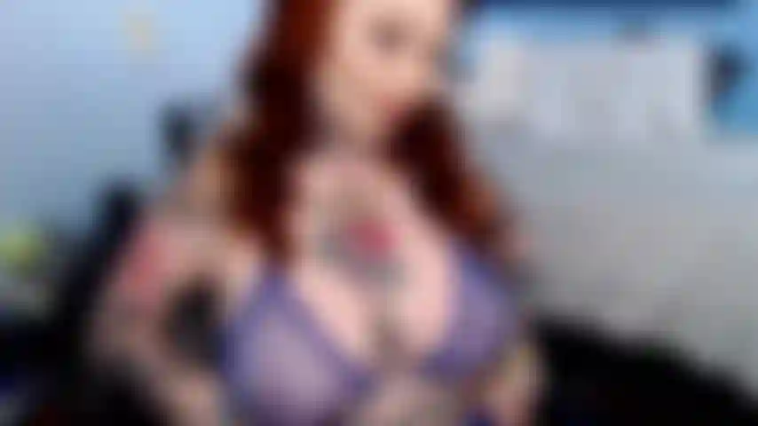 Stuzzica i piedi con le calze.