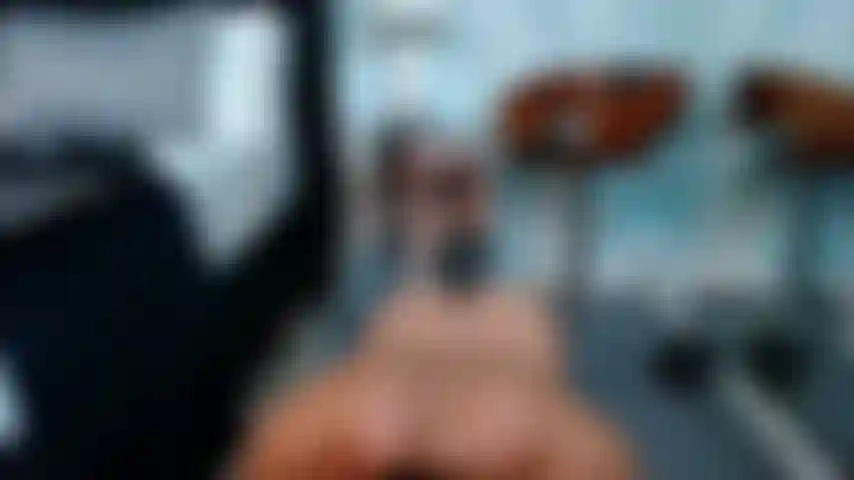 Una ragazza nuda, muscolosa che fa flessioni.