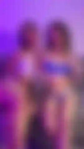 show lesbico, 2 sexy Latinas sucking a big cock