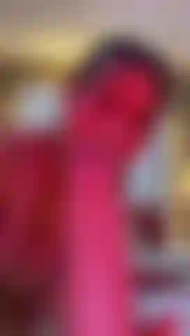 La tua fantasia più selvaggia da vicino: guardami mentre le mie labbra ti riempiono di piacere.