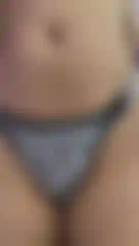 Guarda le mie dita scorrere sulla mia figa bagnata, spingendomi sull'orlo. Sono eccitata, sono pronta, e oggi non ci sono limiti al mio piacere. 🔞.
